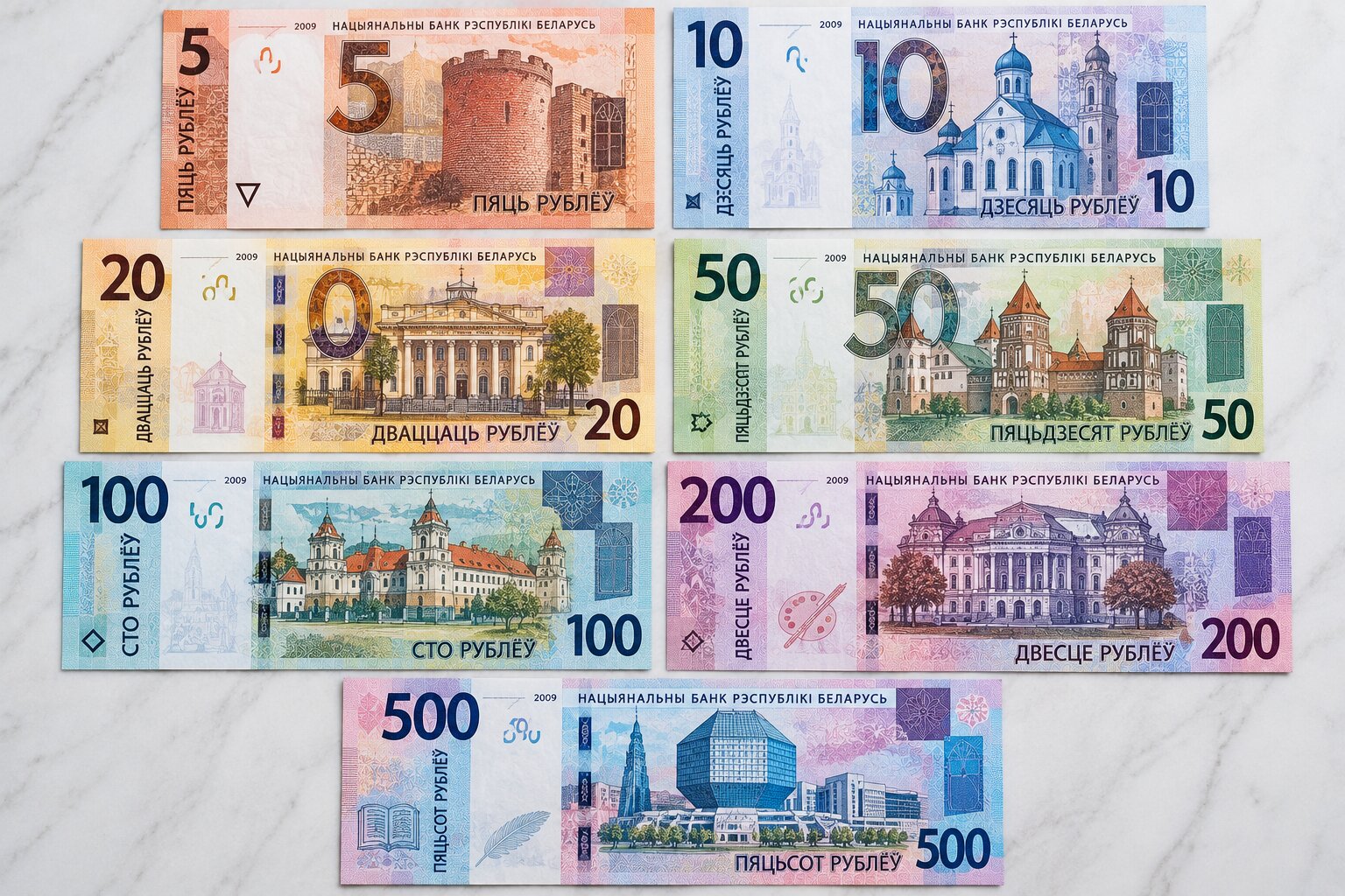 Bộ tiền giấy Rúp Belarus BYN gồm các mệnh giá từ 5 đến 500 Rúp, thể hiện hình ảnh lâu đài, nhà thờ và công trình kiến trúc nổi tiếng